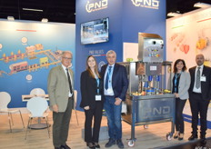 PND Fruit Processing Machinery. Hans Peter Brundler, Helenia Di Prisco, Virginia Cascella en Valerio de Caro poserend bij snijmachine Model SS8. Een machine die partjes kan snijden maar ook andere snits. Agent in Nederland is Murre Techniek in Krabbendijke.